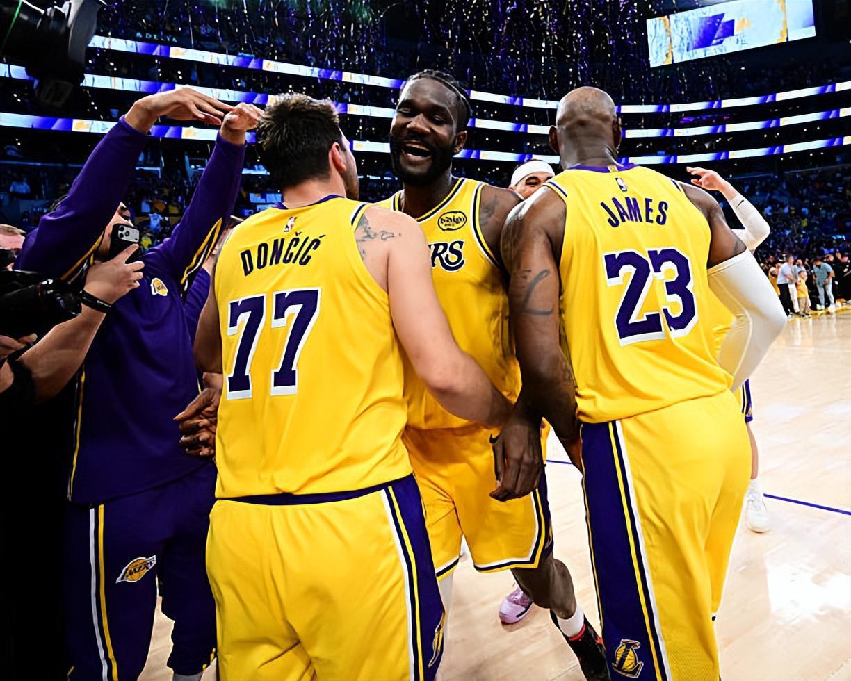 世界杯开云-关键时刻简直是攻守兼备，湖人先发中锋的个人能力绝对不差？